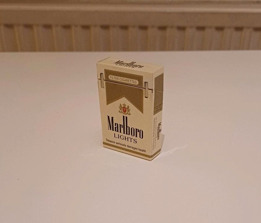 Marlboro Lights Feuerzeug, Schachtelform, Nachlass in Ottersberg