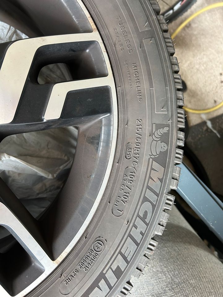 Winterreifen mit Aluminiumfelgen 215/60R17C in Haßfurt