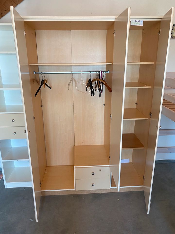 Kinderkleiderschrank mit Bücherregal in Ravensburg