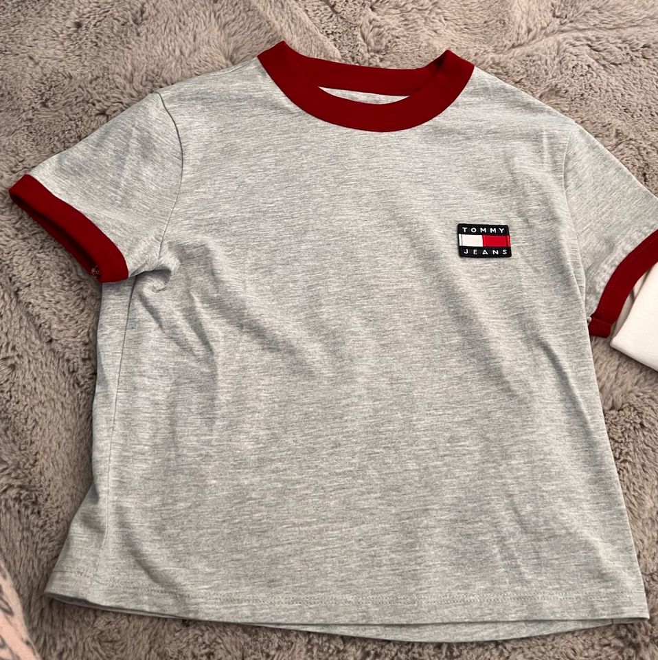 Tommy Jeans Badge T-Shirts in Haar