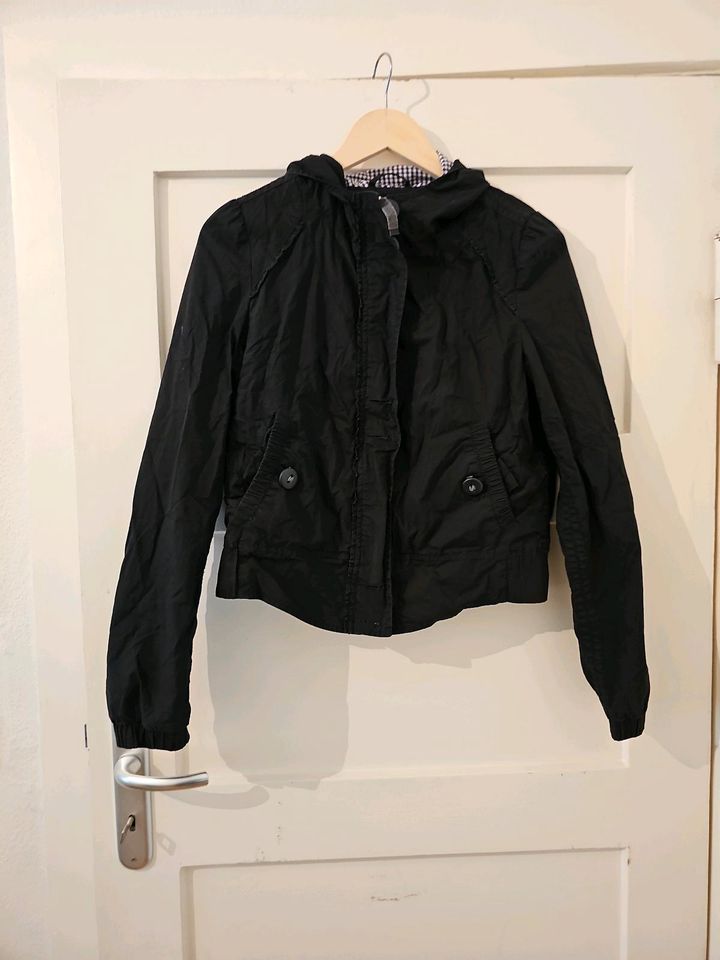 Schwarze Jacke mit Kaputze, Medium in Berlin