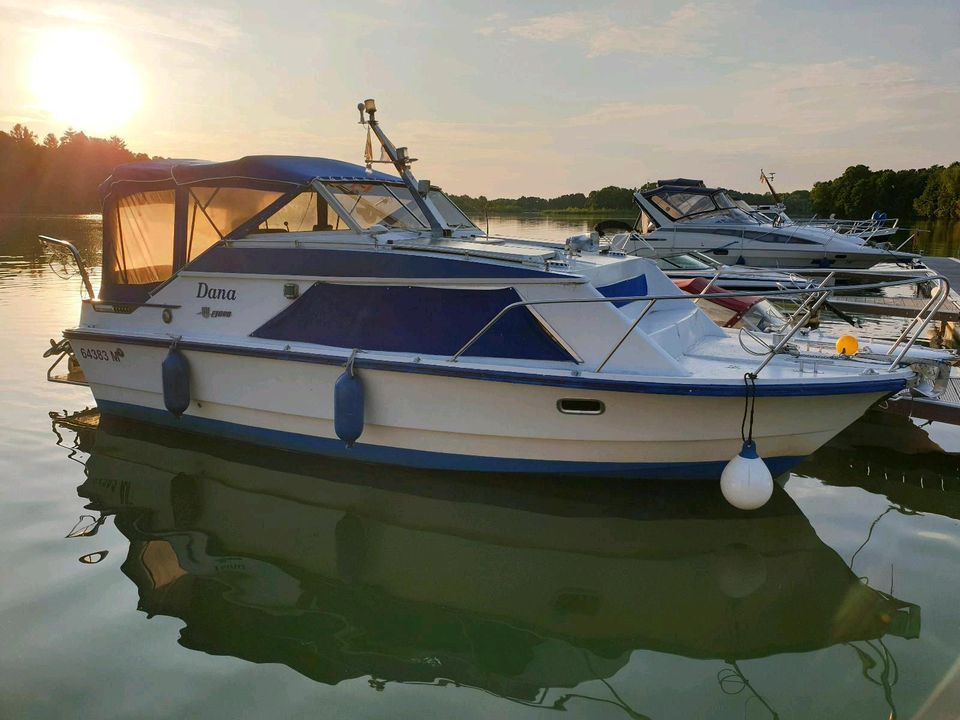 Motorboot Fjord Attache Cabin in Berlin