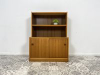 WMK Stilvoller kleiner skandinavischer Bücherschrank in Nussbaum mit Schiebetüren & hübschen Holzgriffen # Regal Bücherregal Kommode Highboard Bibliothek Sideboard Danish Design Mid-Century Vintage Friedrichshain-Kreuzberg - Friedrichshain Vorschau