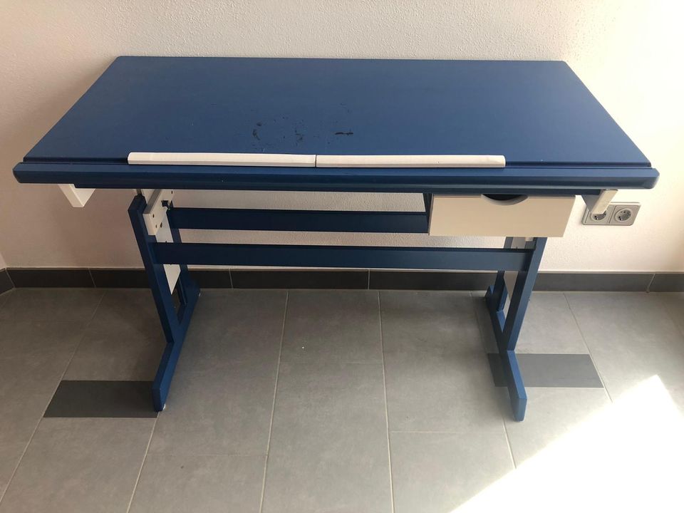 Schreibtisch höhenverstellbar Tischplatte neigbar in Pettendorf