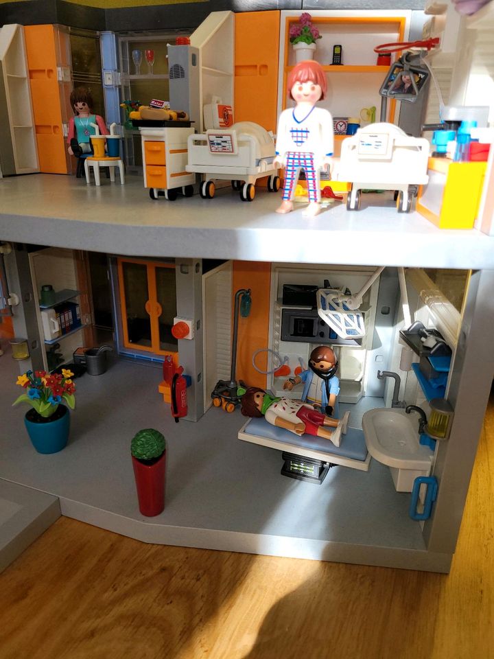 Playmobil Krankenhaus mit Hubschrauber und Zubehör in Dresden