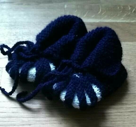 Schuhe Babyschuhe NEU gestrickt blau weiss zum Binden in Stralsund