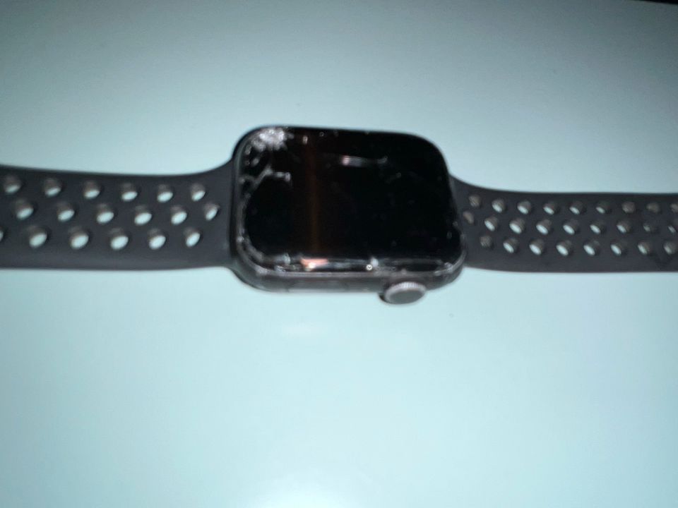 Apple Watch 5 44 Nike Celular Schwarz defekt OVP Zubehör in Wolmirsleben