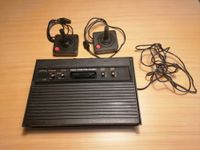 ATARI 2600 + 2 Joy-Sticks mit  2 Video-Spiele PAC-MAN + Q-bert Baden-Württemberg - Leonberg Vorschau