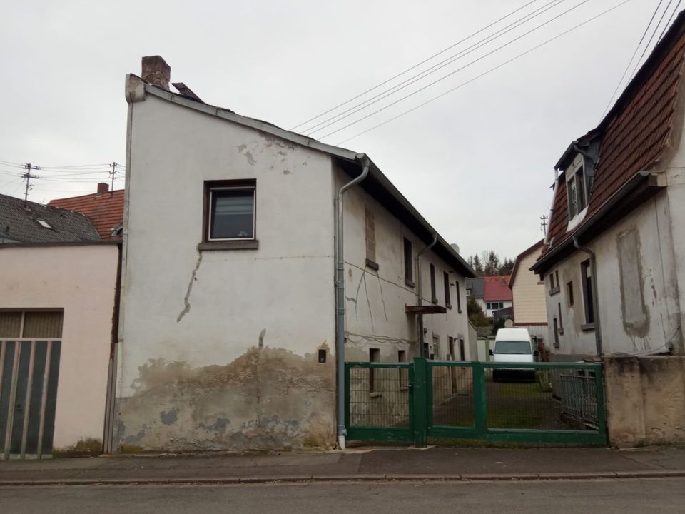 Mehrfamilienhaus mit Baugründstück + Garagen in ruhiger Lage in Friedrichsthal