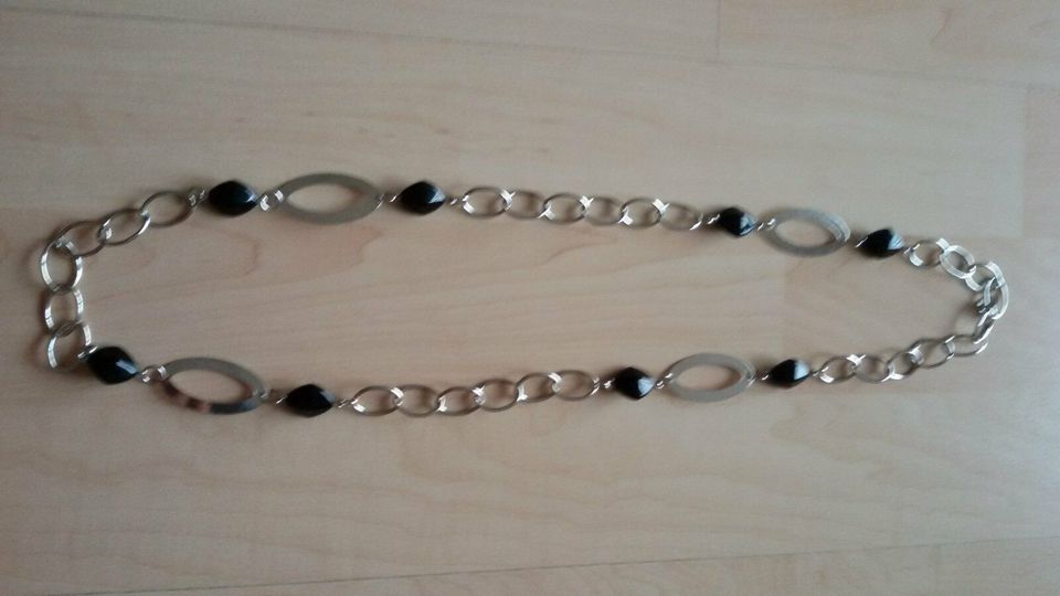 WIE NEU* große Halskette Kette Schmuck Hals Silber schwarz Damen in Uettingen