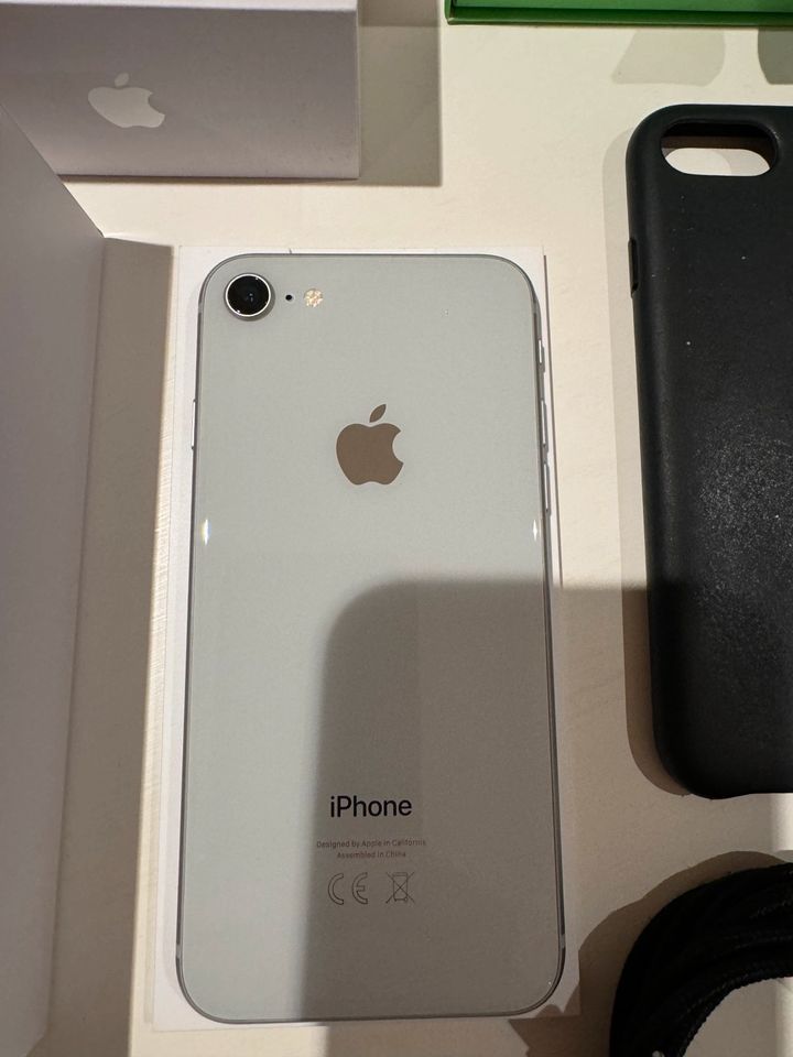 Apple iPhone 8  64 GB *silver* inkl. komplettem Zubehörpaket in Schwalbach