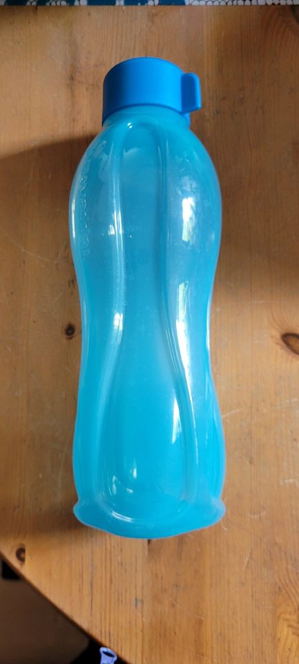 blaue Tupperflasche gross gegen dunkle Schoki oder Cola Zero in Nürnberg (Mittelfr)