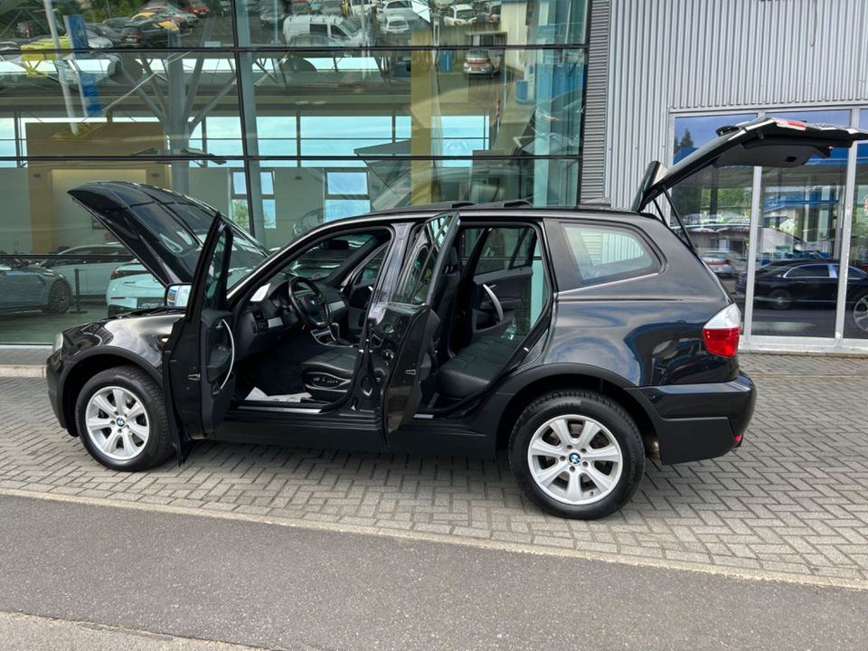 BMW X3 3.0d 4x4 Leder Navi Standh Sitzh Blackp Panor in Niestetal
