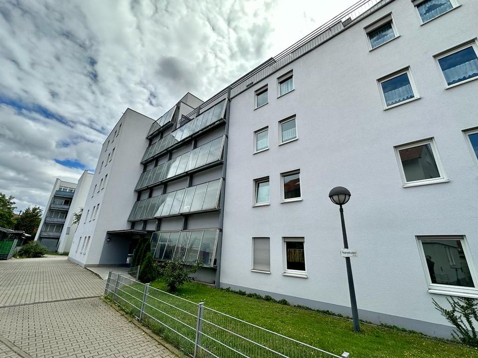 Ruhige, großzügige 2-Zimmer-Wohnung mit schönem Blick in den grünen Innenhof in Nürnberg (Mittelfr)