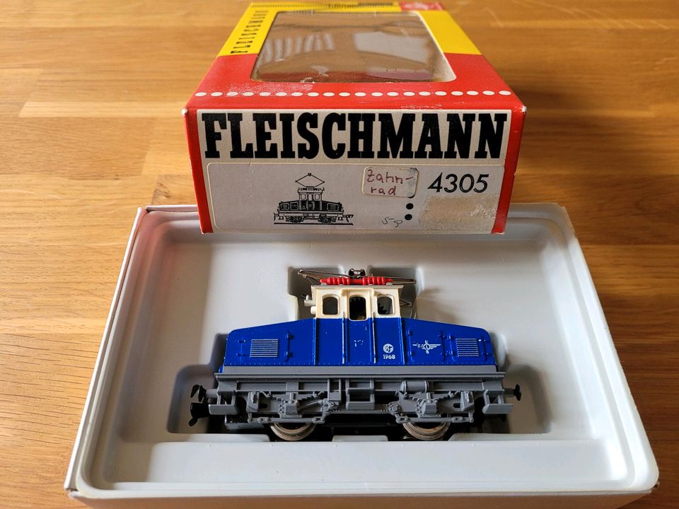 Fleischmann 4305 Lok in OVP, Maßstab H0 1:87, Zahnrad, Modellbahn in Friedberg