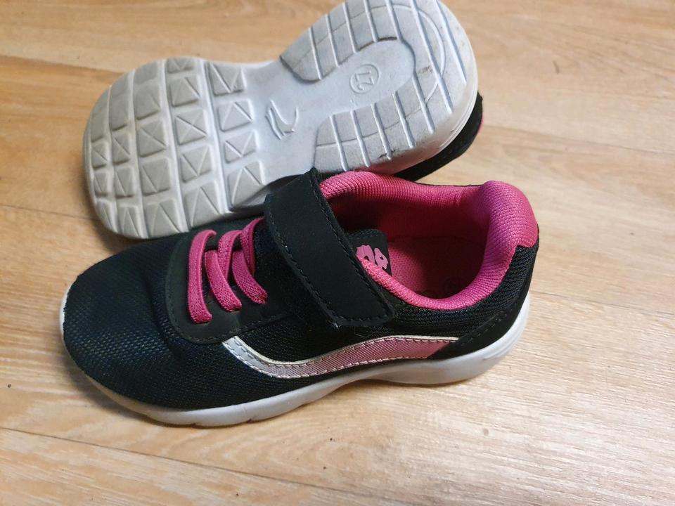 13 Paar Schuhe 27 Paket Crocs Ballerinas Adidas Stiefel Sneaker in Schönebeck (Elbe)