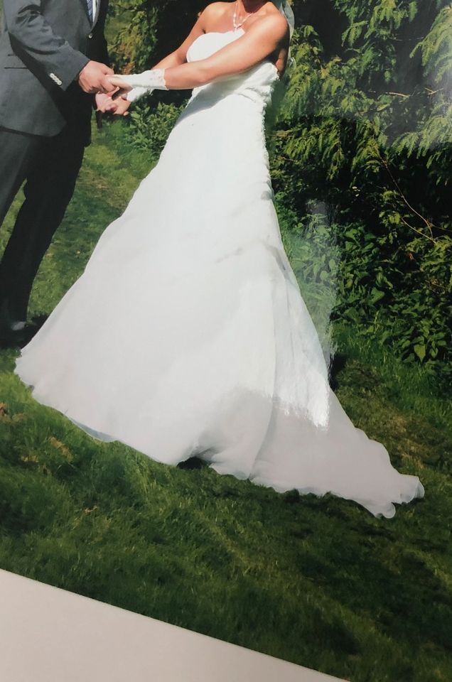 Hochzeitskleid Brautkleid mit Handschuhe und Diadem in Oberhausen