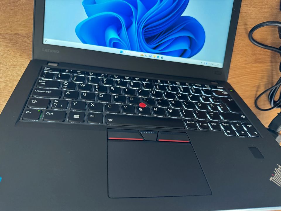 Lenovo Thinkpad X270 i5 - 8GB RAM - 250GB SSD - LTE - Full HD in Düsseldorf