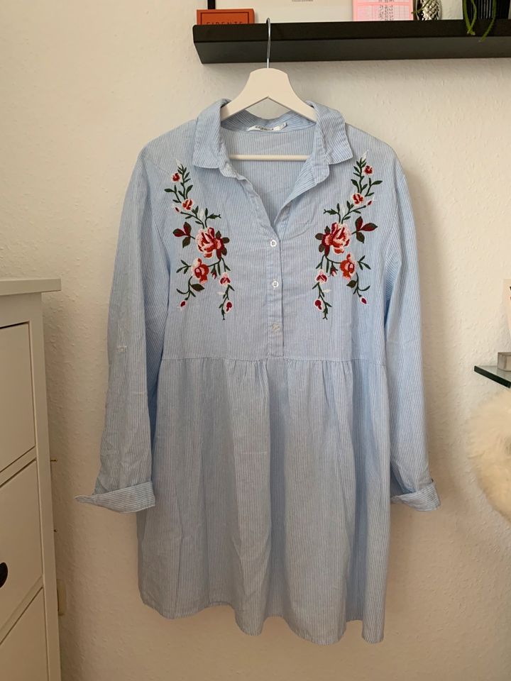 Weiß blau gestreiftes Hemd Kleid mit Blumenmuster in Köln