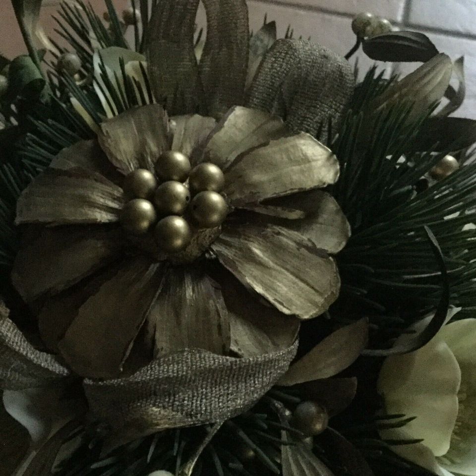 WEIHNACHTSGESTECK, TROCKENSTRAUSS IN MESSINGVASE in Albstadt