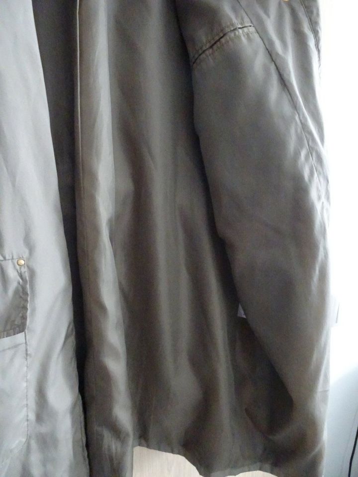 Jacke / Kurzmantel in beige/khakifarben, Gr. 42 in Langenzenn