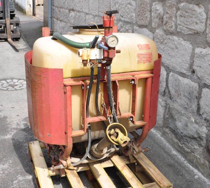 Platz Spritze Gebläsespritze Weinbau Obstbau Schmalspurtraktor in Hofheim Unterfr.