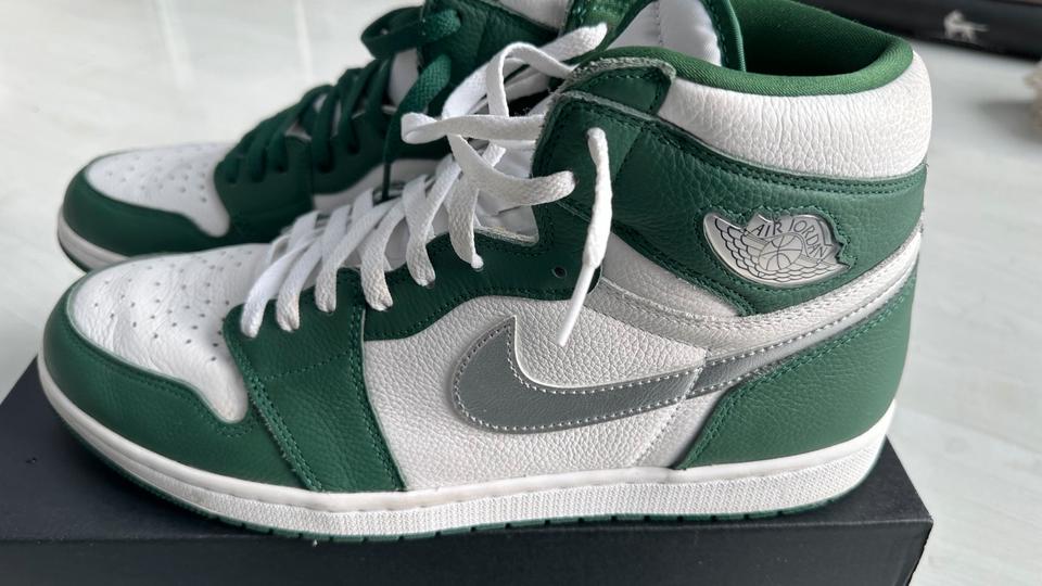 Nike air jordan 1 mid silver hot sale