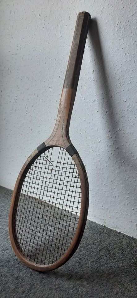 historischer Tennisschläger uralt in Singen