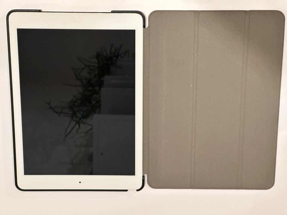 Apple iPadAir 16 GB WiFi Silber _ Gut erhalten in Düsseldorf