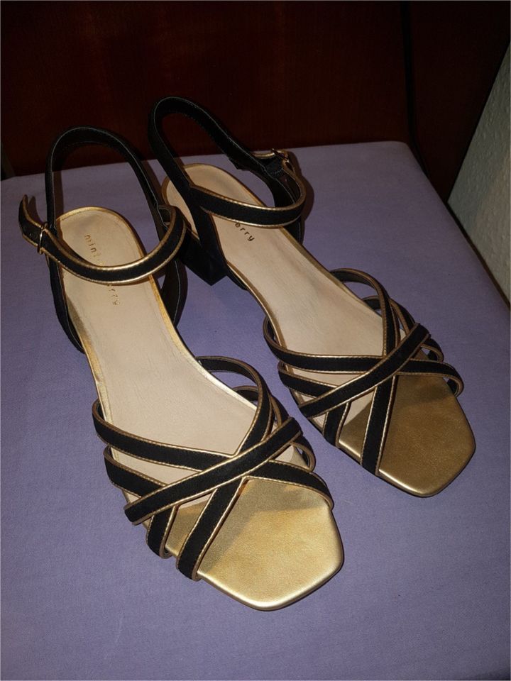 Elegante schwarz-goldene Sandalen mit kl. Absatz Gr. 41, neu in Pankow -  Prenzlauer Berg | eBay Kleinanzeigen ist jetzt Kleinanzeigen