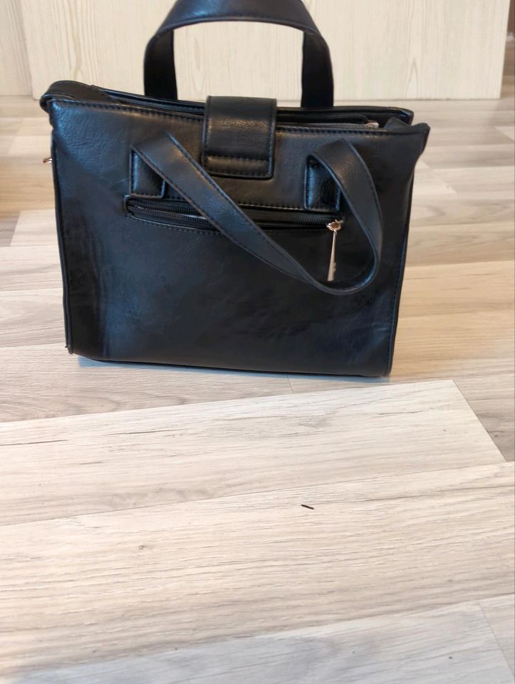 Neuware Damen Tasche Handtasche ca 23x27 schwarz Alesst in Quickborn