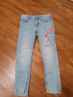 Jeans mit Applikation 110, von einem Kind getragen Hessen - Langen (Hessen) Vorschau