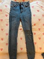 Zara Jeans mit Loch am Knie Berlin - Tegel Vorschau
