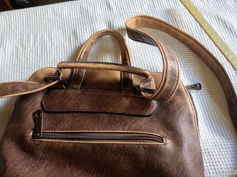 Lederrucksack, rustikal, groß, mit Tasche auf der Vorderseite in Bingen