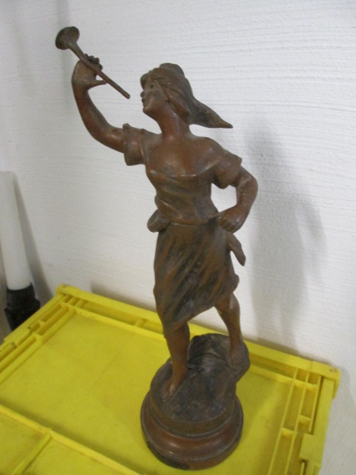 Figur von Standuhr 36 cm hoch in Merchweiler