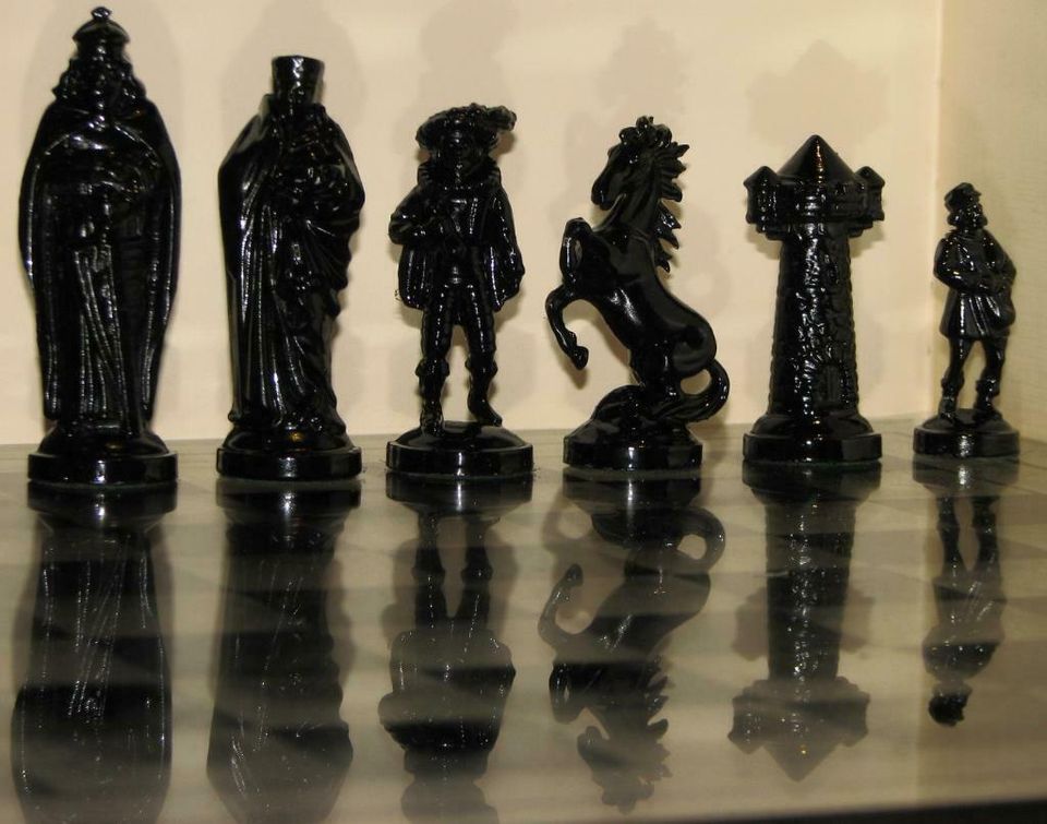 Schach Schachspiel Zinn Figuren das Mittelalter in schwarz weiss in Stutzenklinge