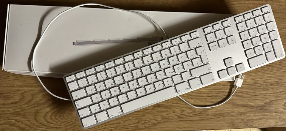 Apple Keyboard mit Ziffernblock, Deutsch in Gusenburg