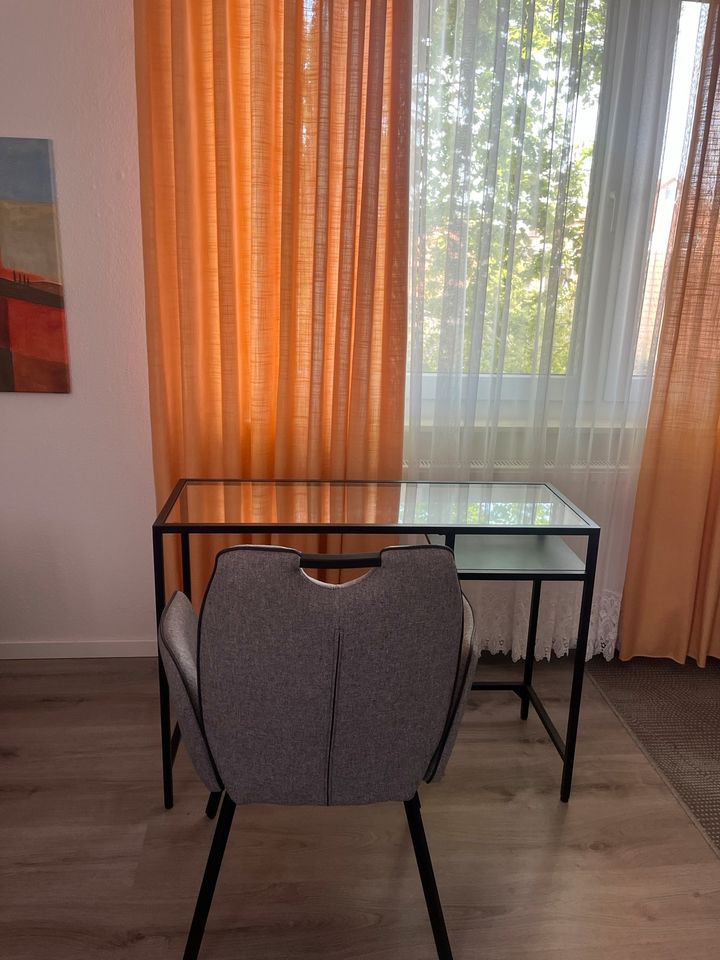 Schreibtisch (Ikea) und Stuhl in Garbsen