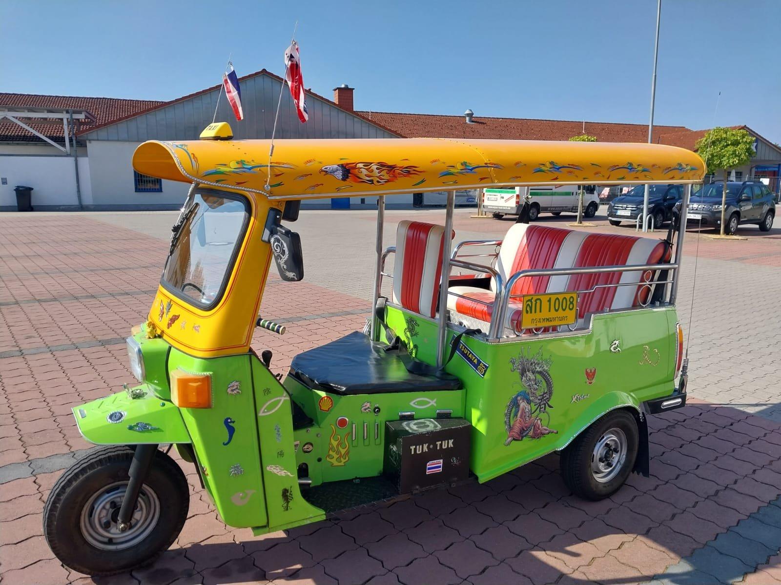Abbildung des Autos Thailand Tuk Tuk mit deu…