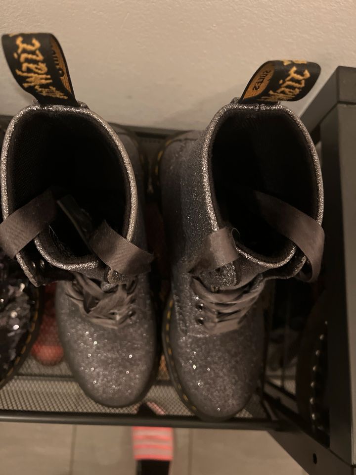 Dr Martens Glitzer Boots in Gangelt