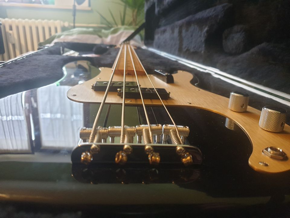 Fender Vintera II 50s Precision Bass + Koffer in Berlin