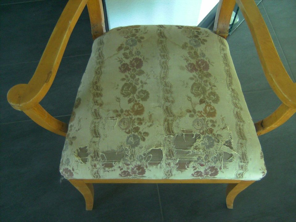 Biedermeier Schachbrett-Tisch, 2 Fächer, mit Stuhl, ohne Figuren in Boppard