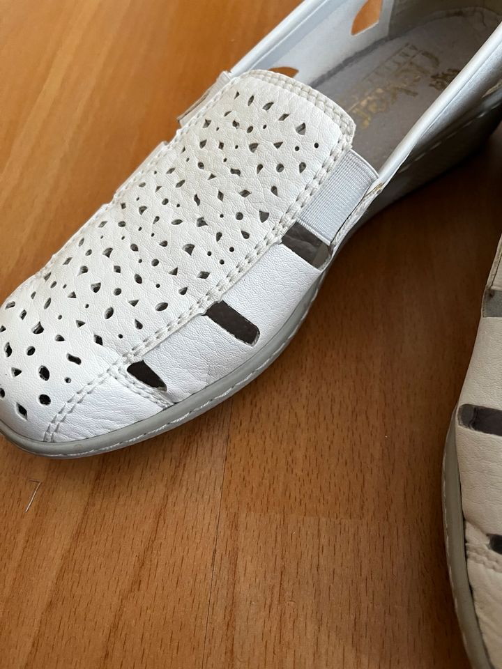 Leichte Schuhe von Rieker Slipper weiß breit Gr. 40 in Aachen