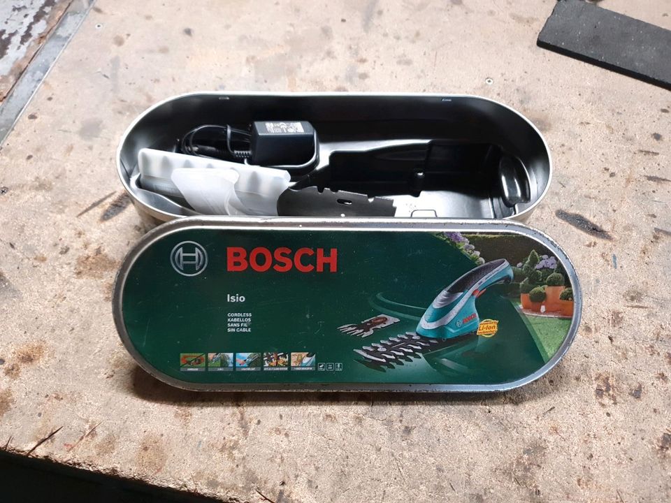 Bosch Isio Gartenschere metalbox mit ladekabel und zusatzklinke in Bolanden