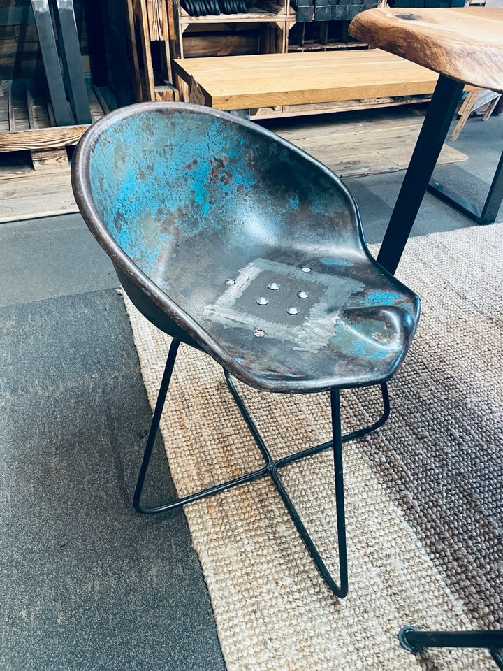 Restaurierte Traktor Metall Stühle & Hocker mit verschiedenen Gestellen | Originale Traktoren Schalen Sessel | Industrial Vintage Landhaus Stil Interior Design Sessel Lounge Bar Theke Kneipe Inventar in Berlin