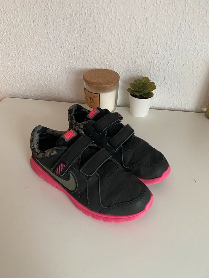 Mädchen Nike Schuhe Gr. 34 Klettverschluss Sneaker Sportschuhe in Gemünden a. Main