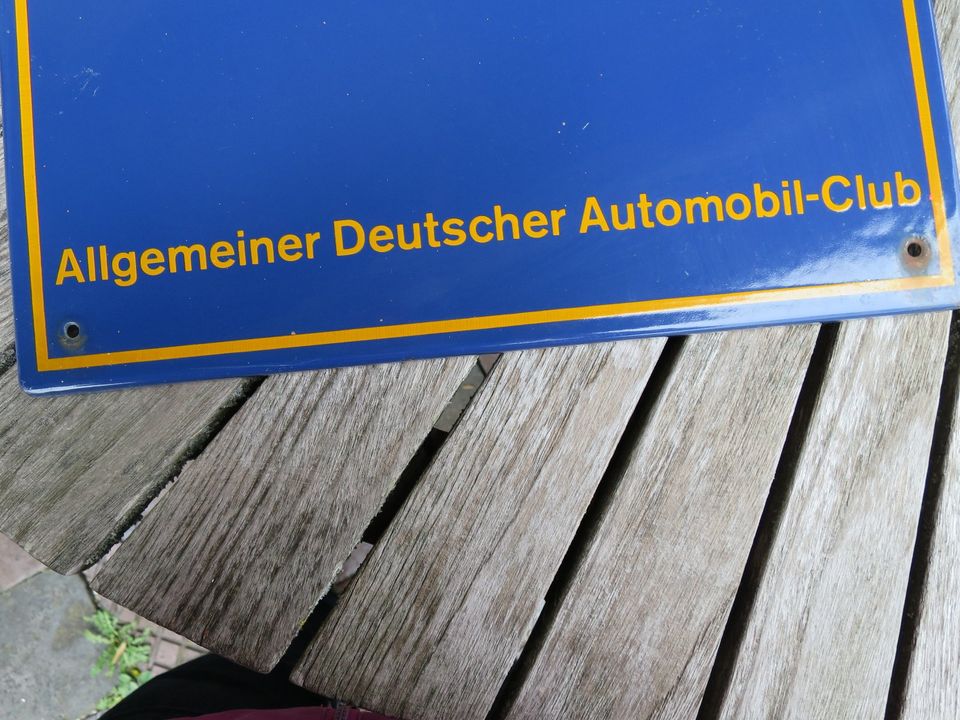 Altes ADAC Emailleschild, Alte Werbung, Reklame in Warngau