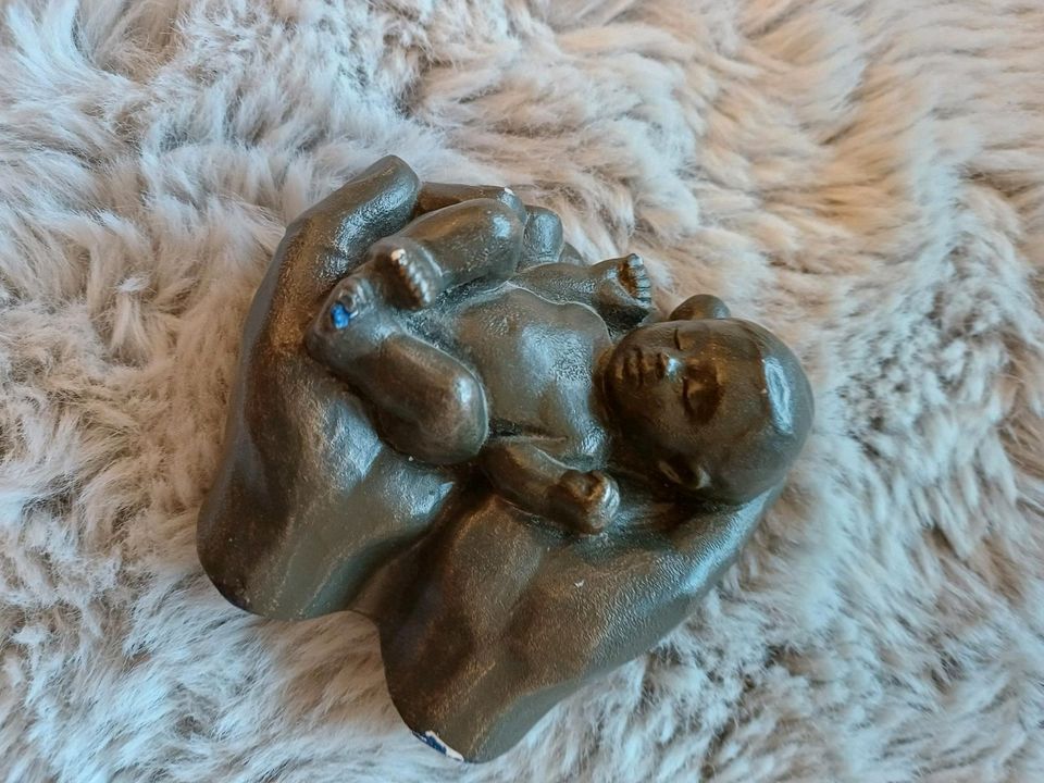 Dorothea Steigerwald Figur Baby geborgen Hände Skulptur  Rarität in Königswinter