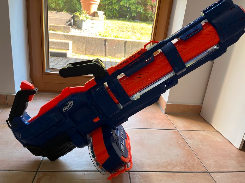 Nerf elite titan cs 50 blaster Pistole spielen in Straßenhaus