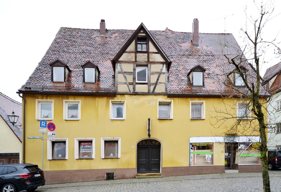 DENKMALSCHUTZ - STEUERN SPAREN FÖRDERUNGEN ERHALTEN - Rendite-Immobilie für Investoren und Bauträger mit 9 Wohnungen in Herzen der Altstadt von Hersbruck unterhalb des Schlosses in Hersbruck